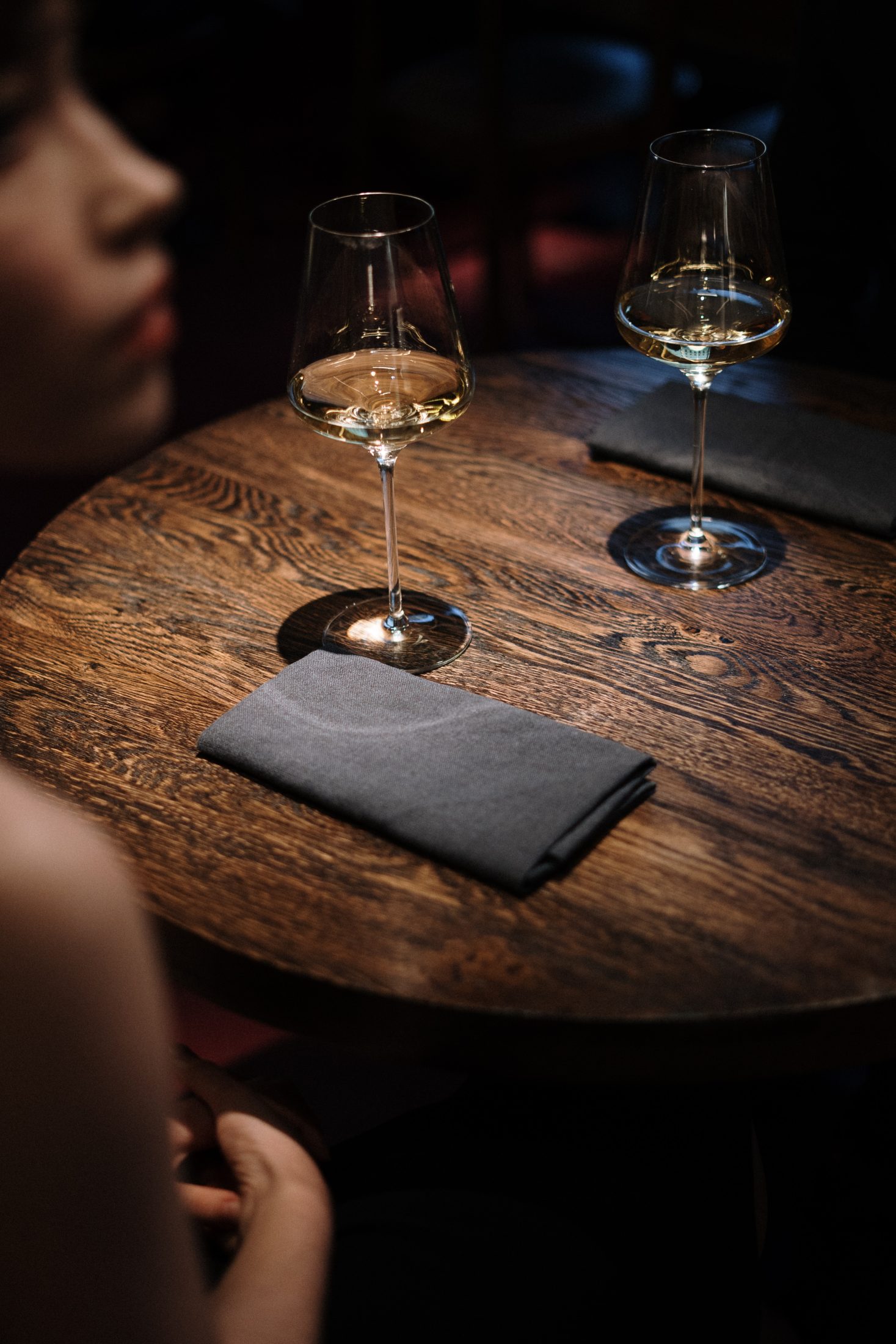 Restaurangbord med vinglas
